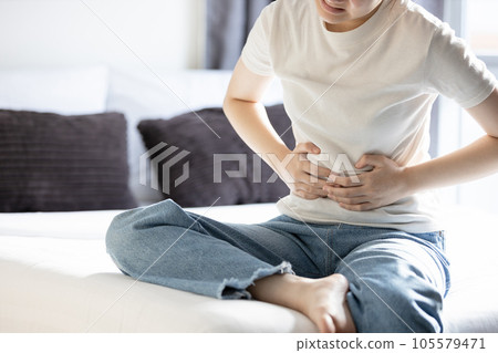 Asian young lady girl holding abdomen,acute abdominal pain with appendicitis,painful and inflammation of appendix,sick female patient with Stomachache,Ruptured Appendicitis,health care,medical concept 105579471