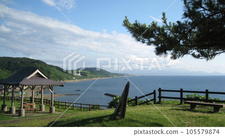 從椎谷岬夕陽丘公園眺望日本海和柏崎夏日的天空 105579874