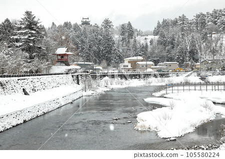 山水小鎮橫手市的雪景,有城堡和鍾樓 山水小鎮橫手市的雪景,有城堡和鍾樓 105580224