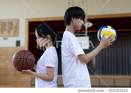 High school boys and girls who work hard at club activities 105581015