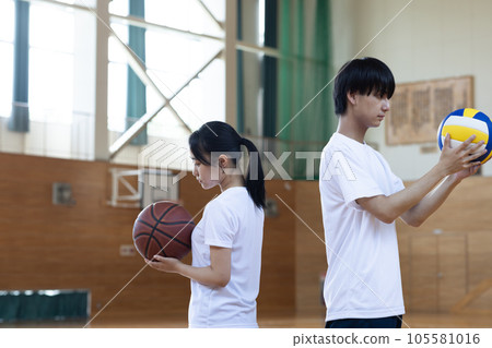 努力參加社團活動的高中生男女 105581016
