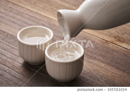 清酒倒入口中 105581034