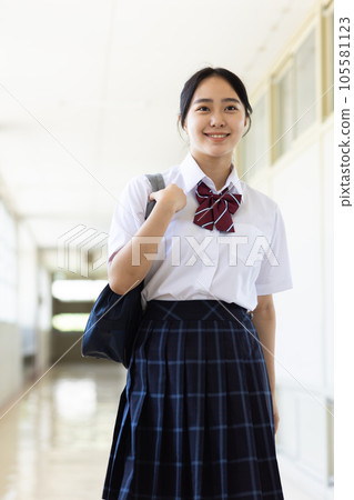 走在走廊的學校女孩 105581123