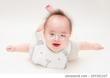 微笑的嬰兒爬行 微笑的嬰兒爬行 105581207