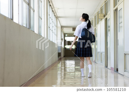 School girls walking in the hallway 105581210