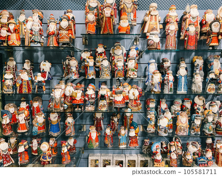 Figurines of St. Nicholas with bags of gifts are on the shelves of the store Figurines of St. Nicholas with bags of gifts are on the shelves of the store 105581711
