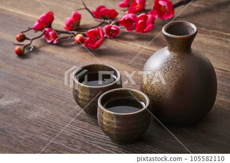 清酒和紅梅、豬口和清酒瓶 清酒和紅梅、豬口和清酒瓶 105582110