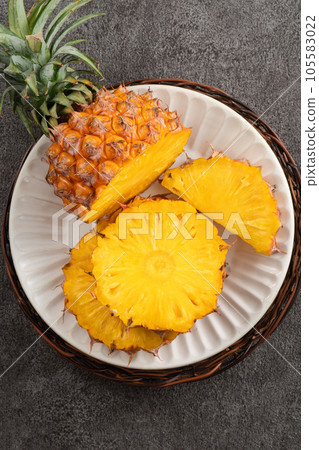 鳳梨 熱帶 葉子 蓬萊蕉 背景 龜背葉 pineapple background パイナップル 105583022