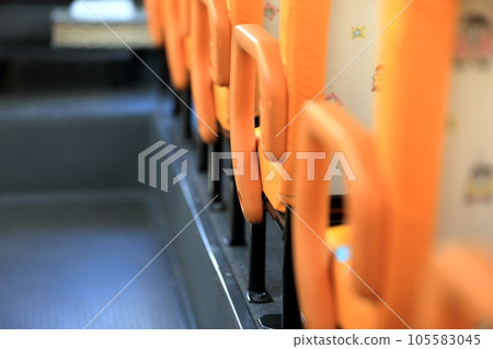 幼兒園巴士內 105583045