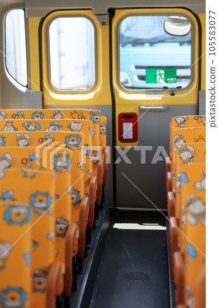 幼兒園巴士內 105583077