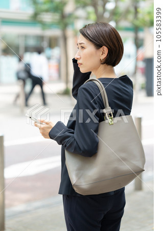 Business woman worried about having a smartphone 105583399