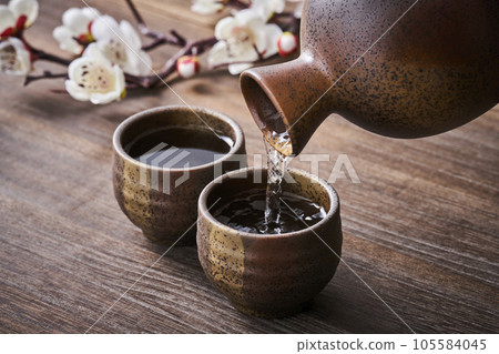 Image of sake poured into the inoguchi 105584045