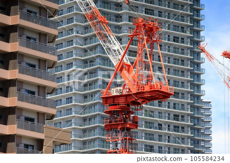 塔式公寓和建築起重機 塔式公寓和建築起重機 105584234