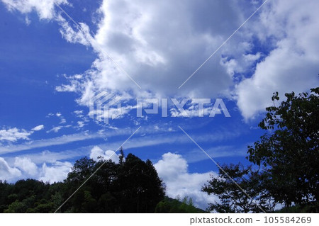藍天和白色雲彩 105584269