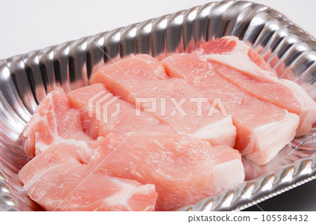 銀托盤上的生豬肉 銀托盤上的生豬肉 105584432