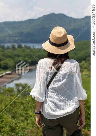 夏天的赤城山 從鳥居嶺眺望風景的女人 夏天的赤城山 從鳥居嶺眺望風景的女人 105584619