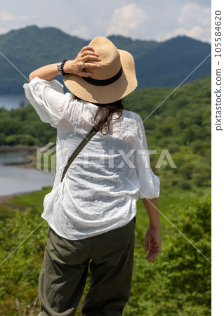 夏天的赤城山 從鳥居嶺眺望風景的女人 夏天的赤城山 從鳥居嶺眺望風景的女人 105584620