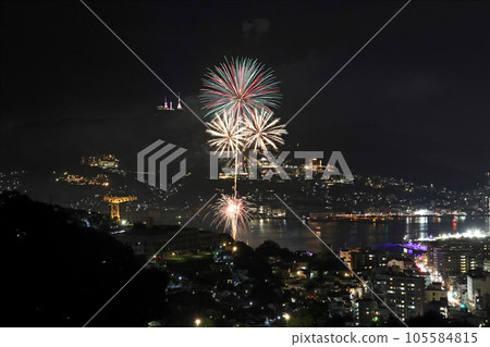 長崎、稻佐山和煙花的夜景 01 105584815