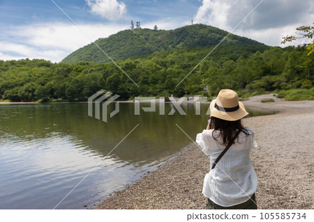 夏天的赤城山 從小沼看到的地藏山和戴草帽的女人 105585734