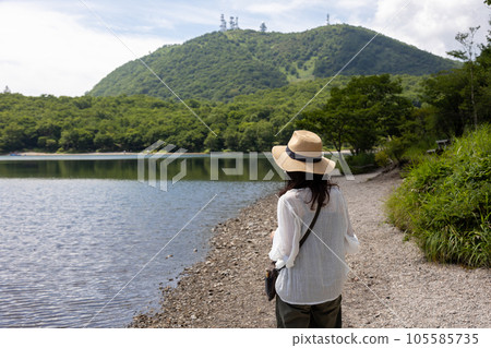 夏天的赤城山 從小沼看到的地藏山和戴草帽的女人 105585735