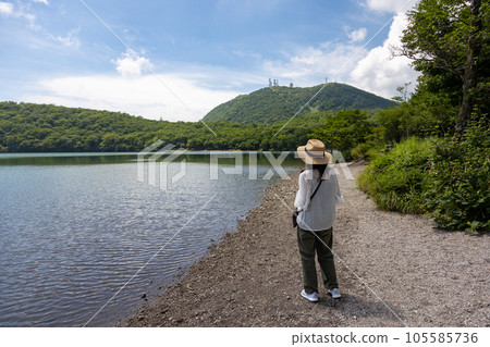 Mt. Akagi in summer Mt. Jizo seen from Konuma and a woman in a straw hat 105585736