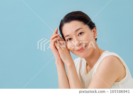 beauty woman blue back 105586941