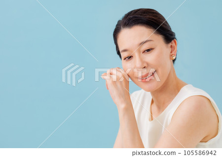 beauty woman blue back beauty woman blue back 105586942