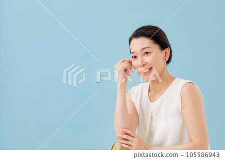 beauty woman blue back 105586943