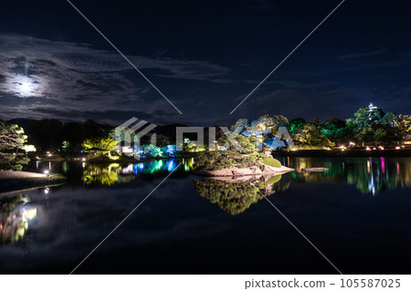 Okayama Korakuen: Panoramic view of the fantasy garden in summer and hazy moon 105587025