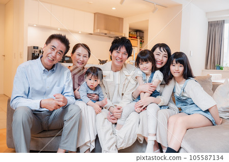 微笑的3代家庭合影 微笑的3代家庭合影 105587134