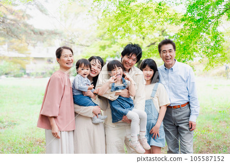 微笑的3代家庭合影 微笑的3代家庭合影 105587152