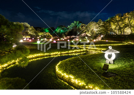 Okayama Korakuen Summer Fantasy Garden Water Surface and Stone Lanterns 105588424