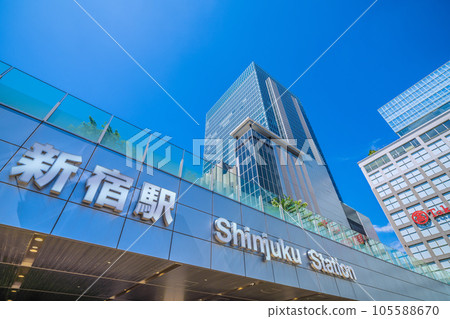 日本東京城市景觀 東京、新宿站、高島屋等 = 8 月 日本東京城市景觀 東京、新宿站、高島屋等 = 8 月 105588670