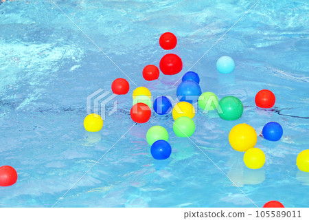 Balls floating on water Water and color balls Image material Balls floating on water Water and color balls Image material 105589011