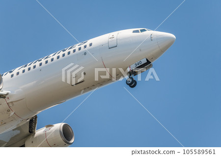 [JAL aircraft ready to land from the sky above Jonanjima Seaside Park] 105589561