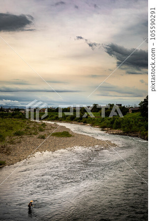 桂川夏日風光、夏末天空下香魚垂釣的夕陽風光 105590291