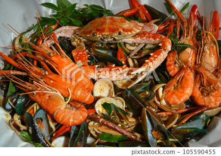 Seafood mixed on paper plate with top view 105590455