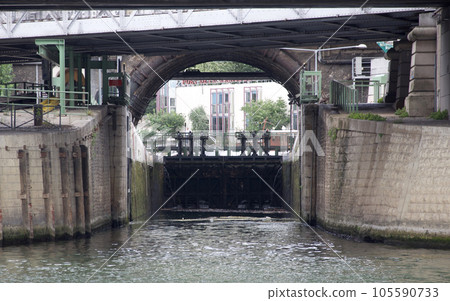 阿森納港連接巴黎圣馬丁運河和塞納河。該圖像位於塞納河一側的入口內 105590733
