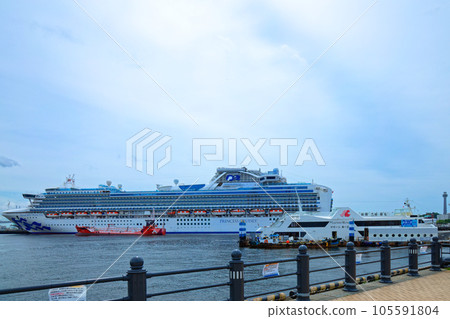 停泊在橫濱大棧橋鑽石公主號的豪華遊輪 105591804