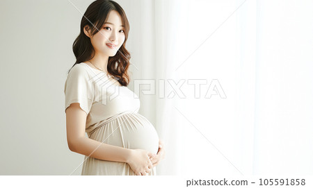 穿著孕婦裝的微笑孕婦 105591858