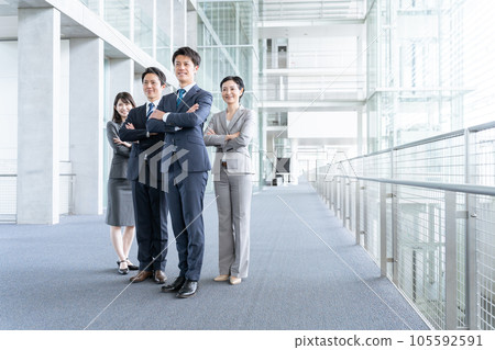 在辦公室工作的商務人士 105592591