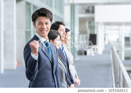 在辦公室工作的商務人士 105592611