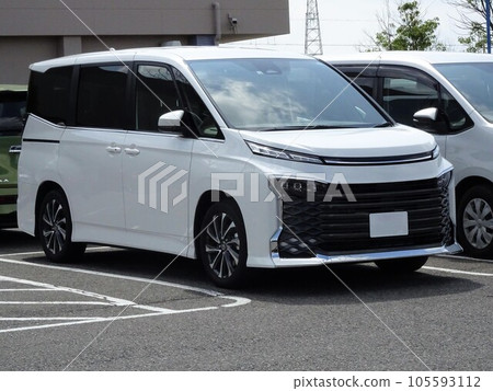 Toyota Voxy (4th generation) 105593112