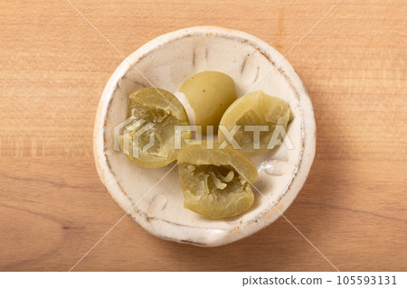 Crispy plum 105593131