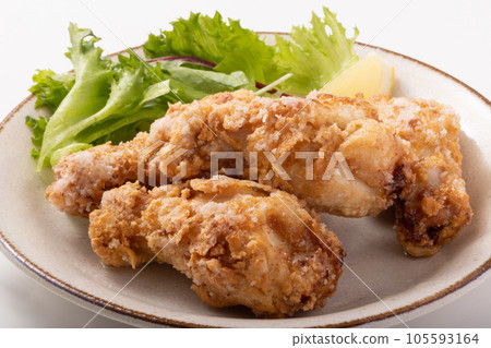 Deep-fried chicken wings 105593164