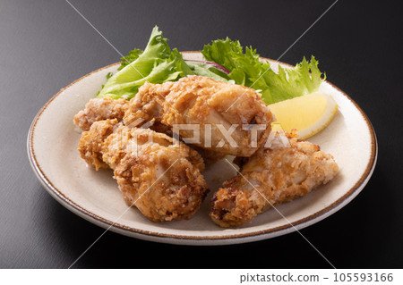 Deep-fried chicken wings 105593166