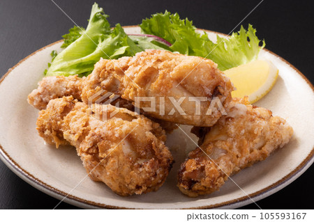 Deep-fried chicken wings 105593167