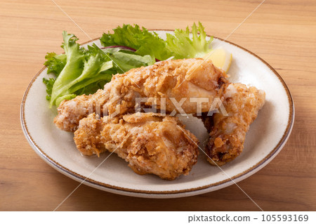 Deep-fried chicken wings 105593169