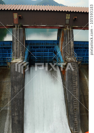 JR Oito Line (No. 1 Himekawa Bridge) and adjacent Himekawa No. 2 Dam [Hakuba Village, Nagano Prefecture] 105593183