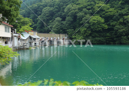 JR大糸線(1號姬川大橋)及鄰近的姬川2號水壩【長野縣白馬村】 JR大糸線(1號姬川大橋)及鄰近的姬川2號水壩【長野縣白馬村】 105593186